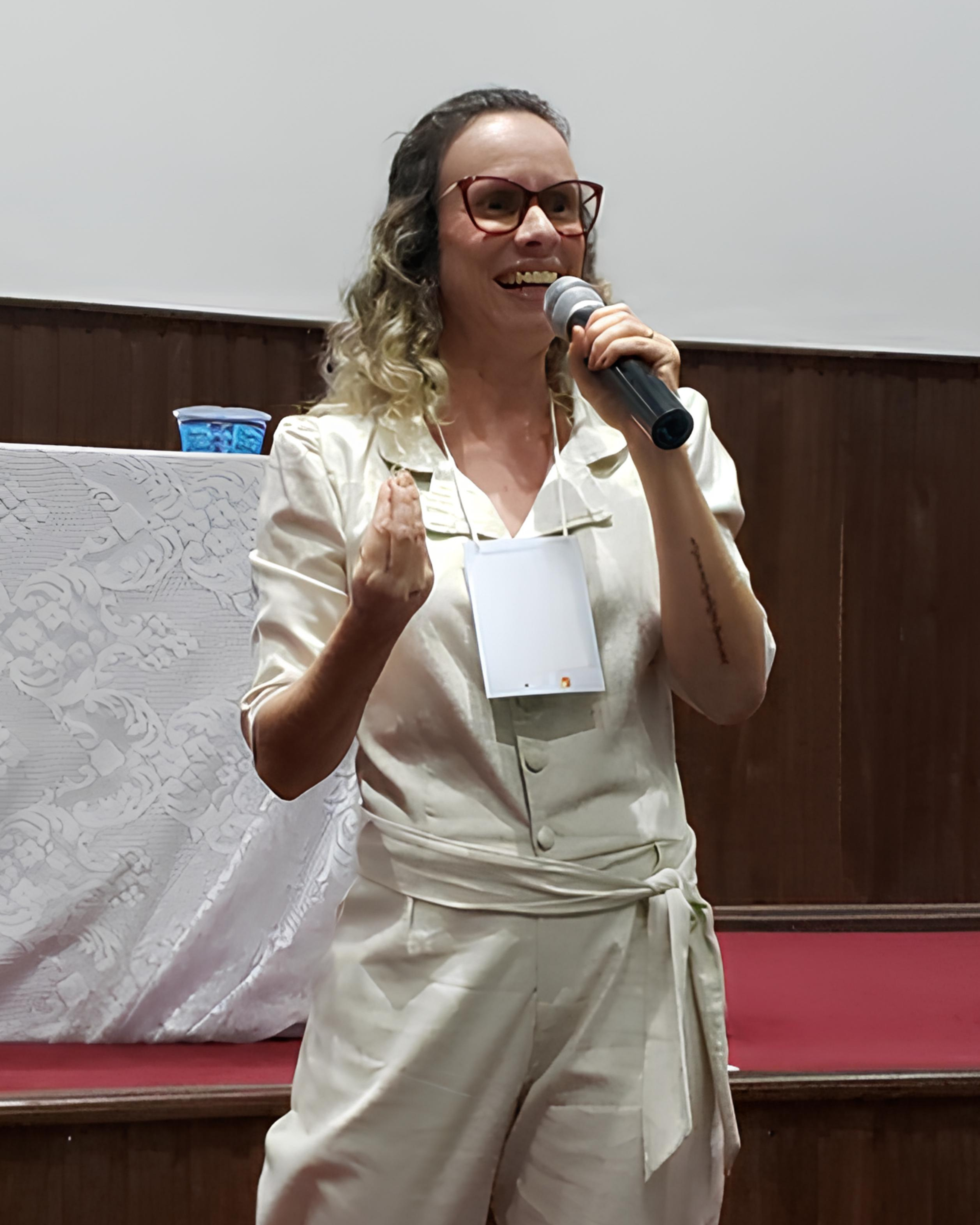 Marcela Daher - Instrutora de Yoga, Mindfulness e Sound Healing